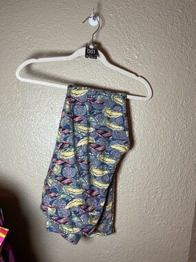 Lularoe Leggings Women’s Size TC Tall & Curvy Fits Sizes 12-18 Feathers